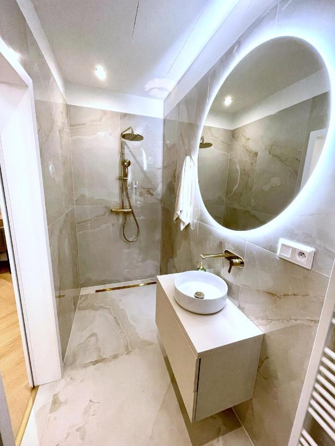 Stylish 3 Bedroom Apartment In The Hearth Of City Center With History Bratislava Eksteriør billede