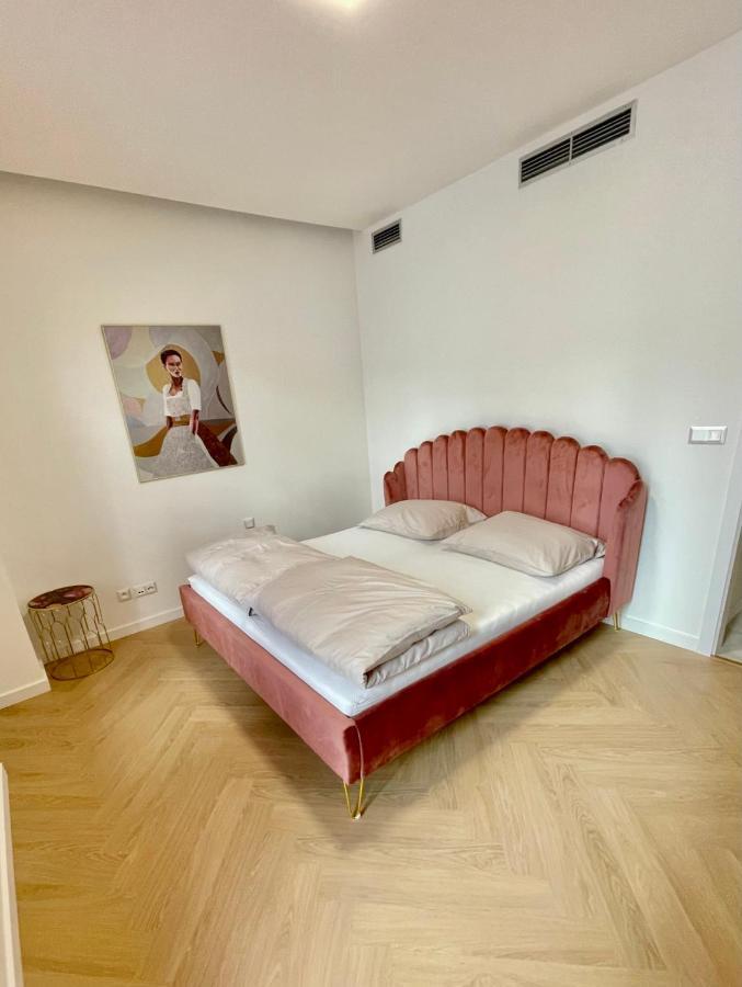 Stylish 3 Bedroom Apartment In The Hearth Of City Center With History Bratislava Eksteriør billede